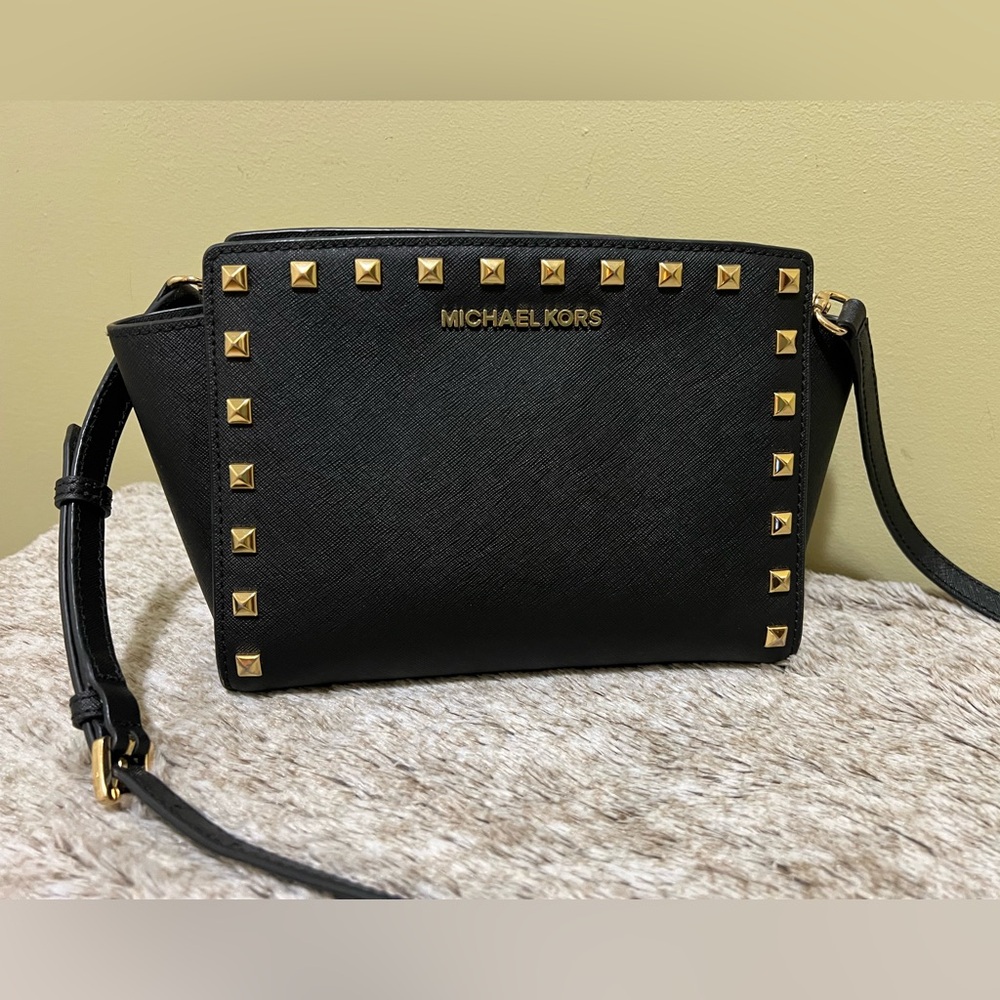 Michael Kors Selma Medium Studded Saffiano Leather Messenger Bag Black/Gold